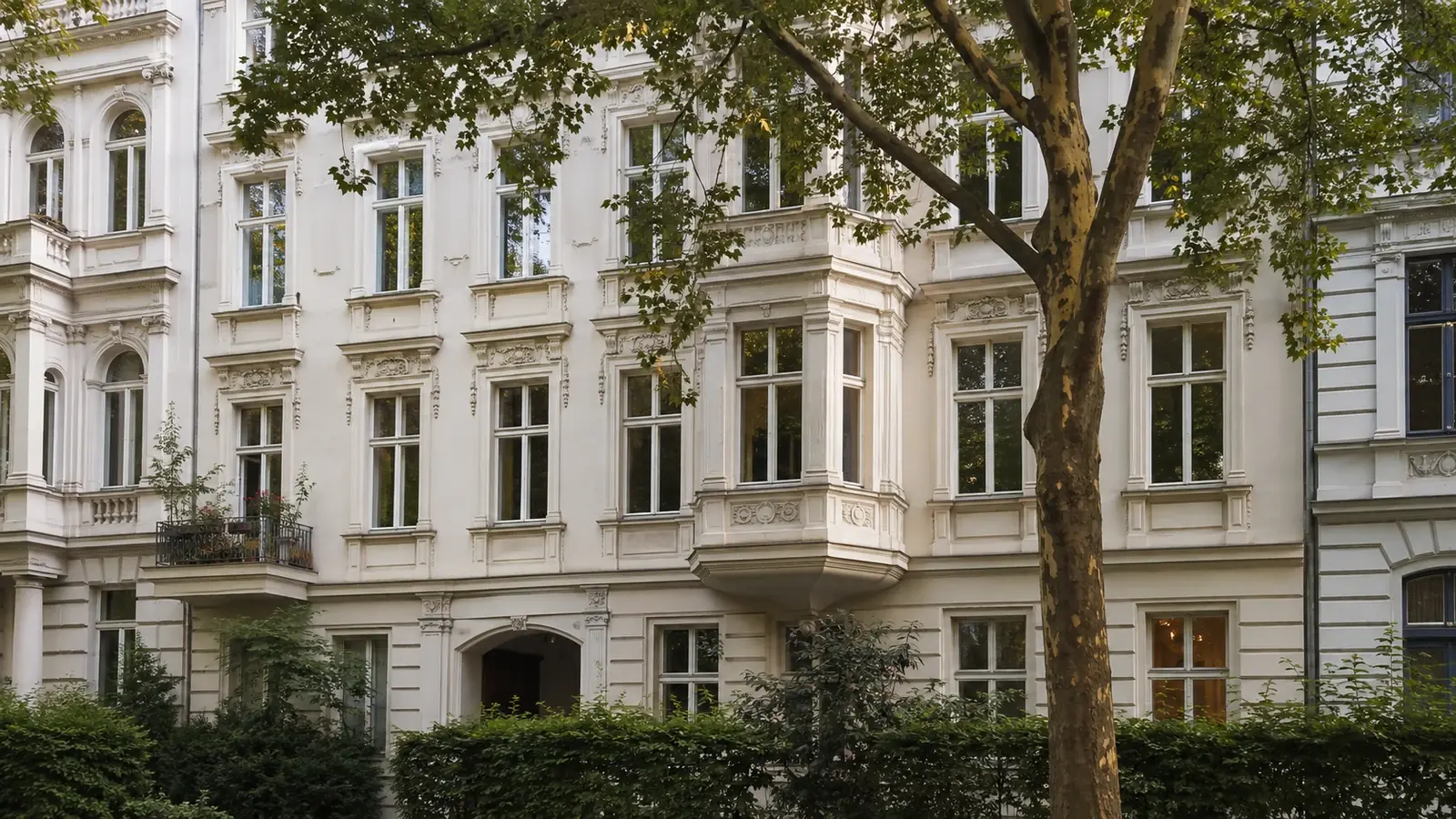 Badsanierung Mitte: Stuckfassade eines Berliner Gründerzeit-Altbaus